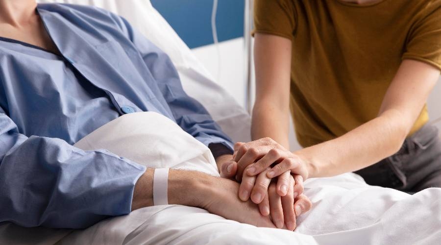 Hastane Refakatinde Bakıcı İhtiyacı Neden Bu Kadar Arttı?